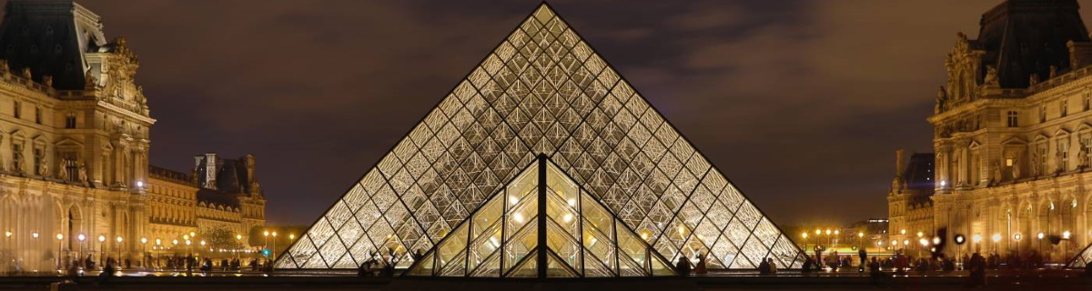 Die Pyramide vor dem Louvre bei Nacht.