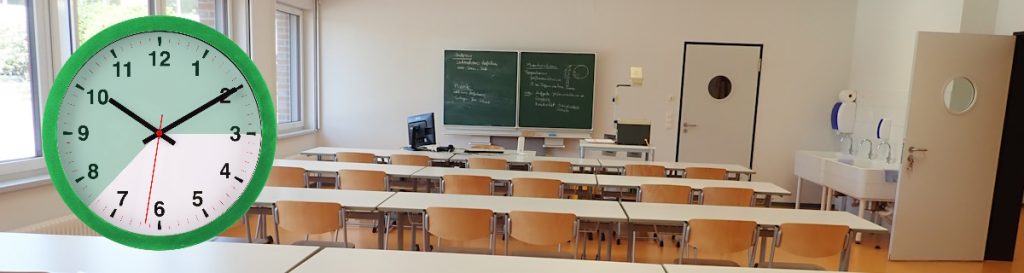 Klassenzimmer mit Uhr
